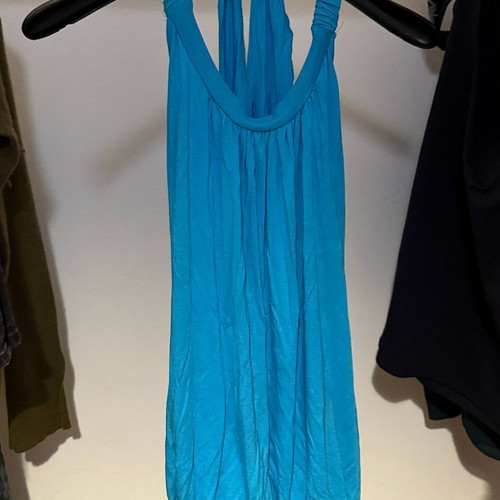Women's sleeveless top turquoise like new, open back, elastic hem