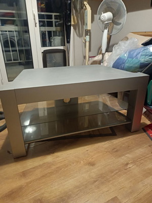 Τραπέζι τηλεόρασης σαν καινούργιο με γυάλινα ράφια και ασημί φινίρισμα