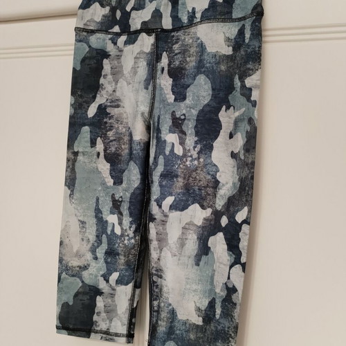 BAYA sports set like new, capri leggings small size