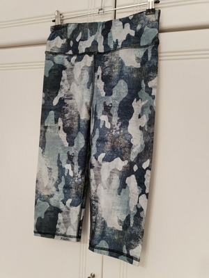 BAYA sports set like new, capri leggings small size