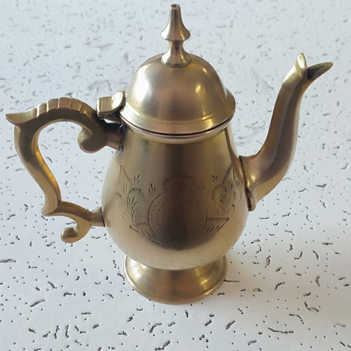 Old teapot, dated 1920-65, possibly Great Britain