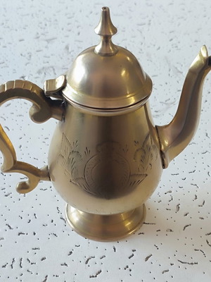 Old teapot, dated 1920-65, possibly Great Britain