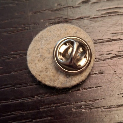 Lapel pin with metal anchor on round felt new