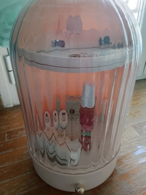 Cosmetics organizer with rotating base like new