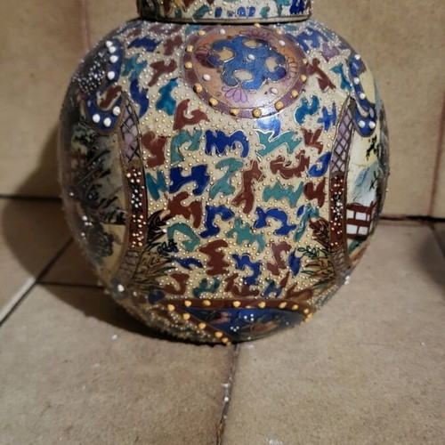Chinese vase like new