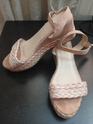 Women's suede platform sandals with pink braided strap size 39 like new