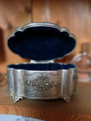 Vintage jewelry box used