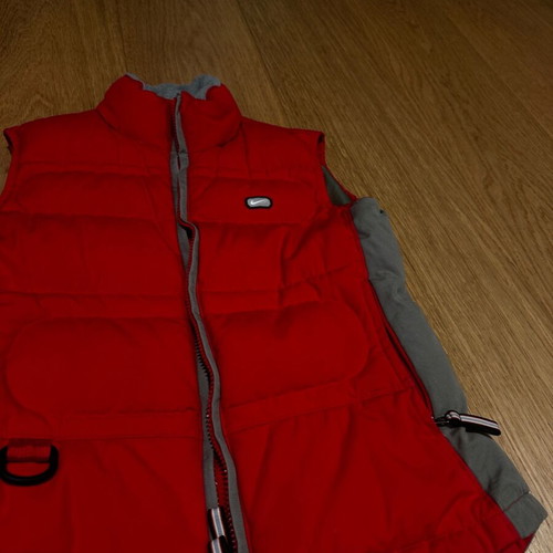 Nike vintage red vest lightly used, size S