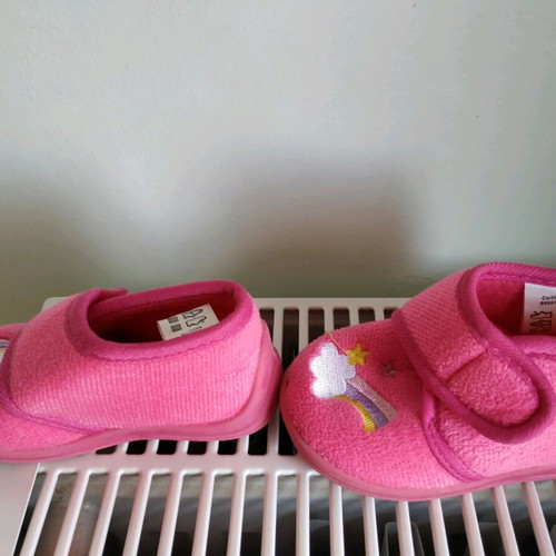 Pink slippers size 21 like new