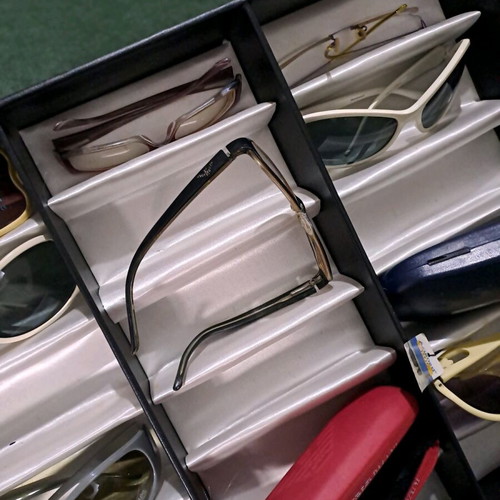 Sunglasses display stand for 18 glasses, like new, black leather
