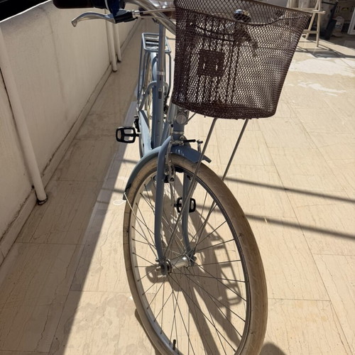 Women's city bicycle blue like new with basket and 6 speeds