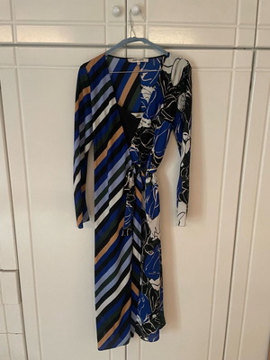 Diane von Furstenberg wrap dress XS like new, multicolor