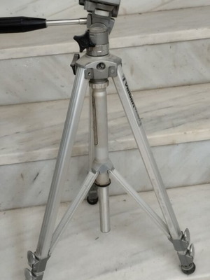 Velbon VX-501 tripod like new with 3 extendable legs up to 120cm and bag