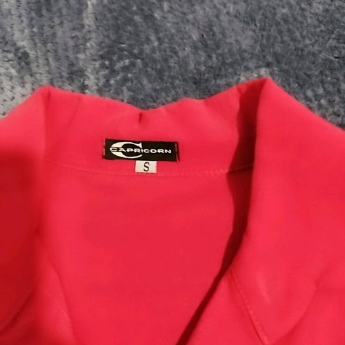 Capricorn red shirt Small new, elastic fabric, 3/4 sleeves