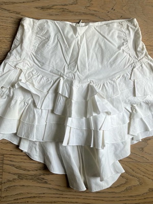 Lynne mini skirt like new, white with ruffles