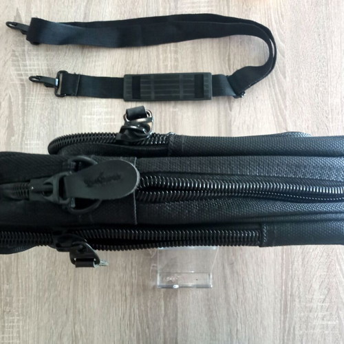 Yuan Cheng black hand shoulder bag like new, 40x30 cm