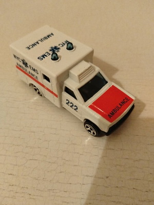 Majorette Ford Ranger ambulance model NYC EMS 222 like new