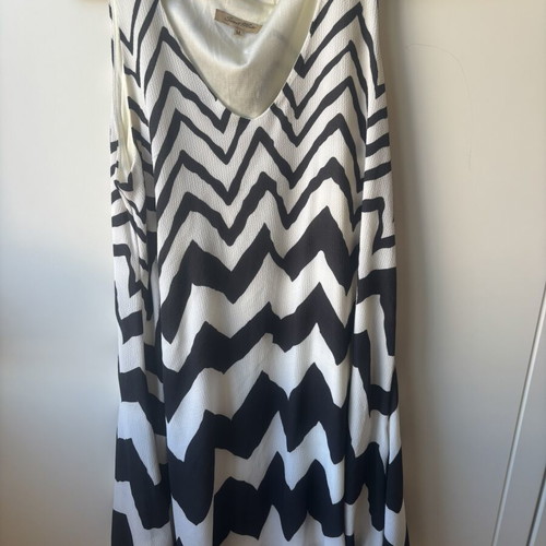 Dress Large black and white like new