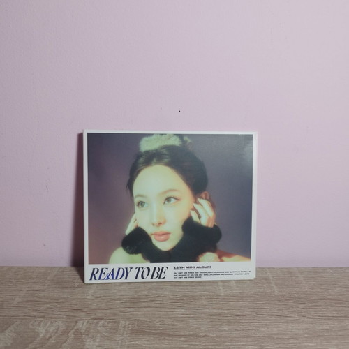 Twice Ready To Be Kpop album like new, digipack with photobook and CD