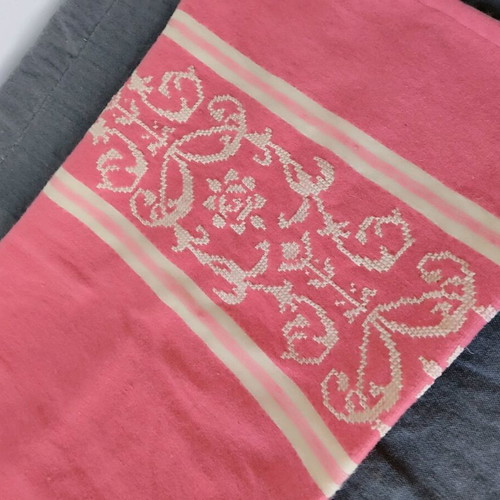 Large woven pillowcase like new with handmade embroidery 80x50 cm
