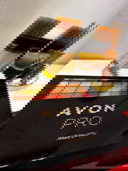 συλλεκτική κασετίνα μακιγιάζ Avon