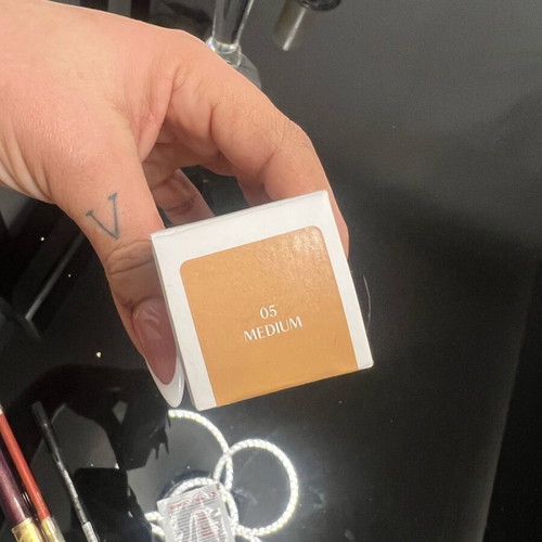 Huda Beauty Glowish Make Up Medium 05 new