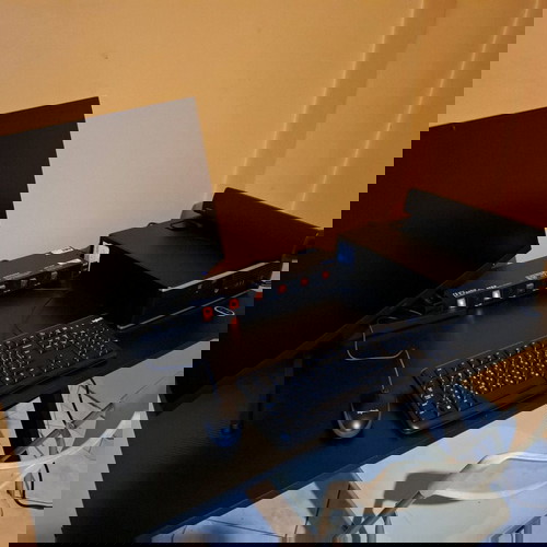 Ραδιοφωνικός ιντερνετικός σταθμός με εξοπλισμό και ιστοσελίδα σε λειτουργία