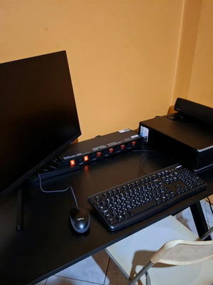 Ραδιοφωνικός ιντερνετικός σταθμός με εξοπλισμό και ιστοσελίδα σε λειτουργία