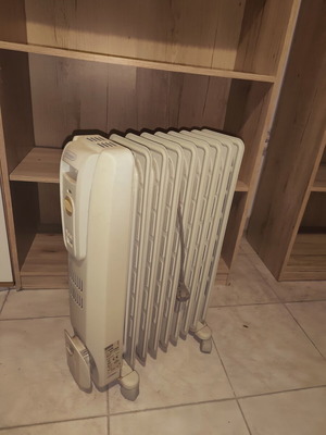 Delonghi electric oil radiator with thermostat and 2 switches