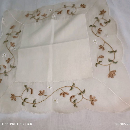 Decorative table linens set like new, 1 rectangular and 6 square pieces