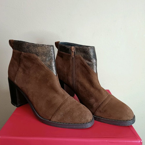Vanessa Wu brown suede ankle boots used with bronze detail