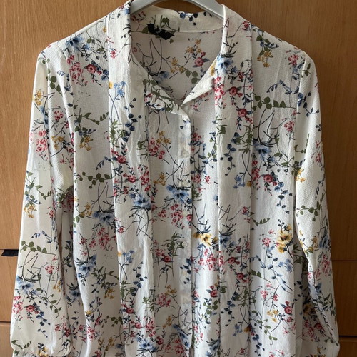 DeFacto shirt XL like new, white with multicolor pattern