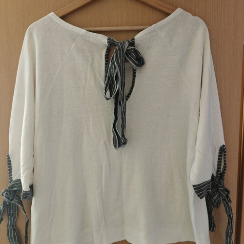 Regalinas blouse white like new with bow details on sleeves