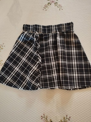 Skirt small alpha line like new, black and white