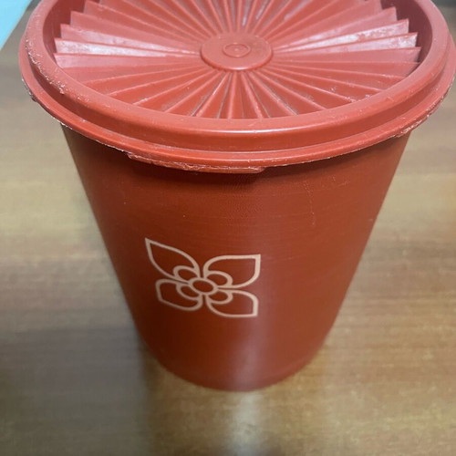 Vintage Tupperware container used with radial airtight lid