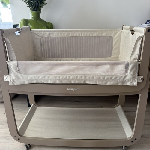 SnüzPod 5 bedside crib with mattress and blankets like new, mocha