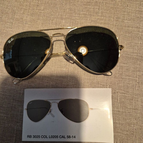 Ray-Ban Aviator RB3025 sunglasses like new, gold frame, black lenses