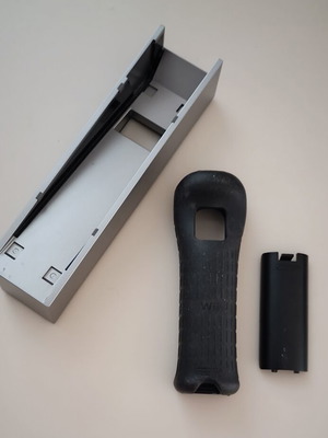 Nintendo Wii accessory set with stand, silicone case & battery cover