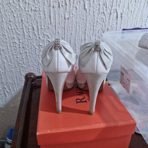 White pumps with silver details, like new, size 37, handmade