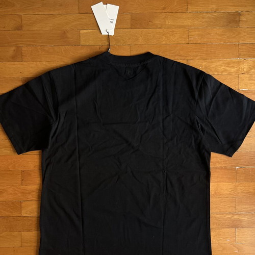 Ami Tee new, available in S and M, slim fit