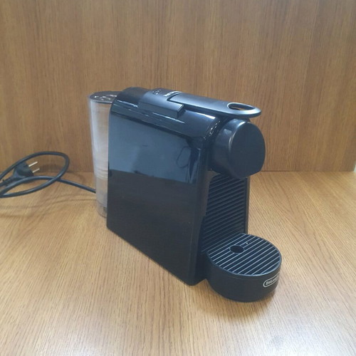 Delonghi Nespresso Capsule Coffee Machine like new, black