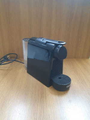 Delonghi Nespresso Capsule Coffee Machine like new, black