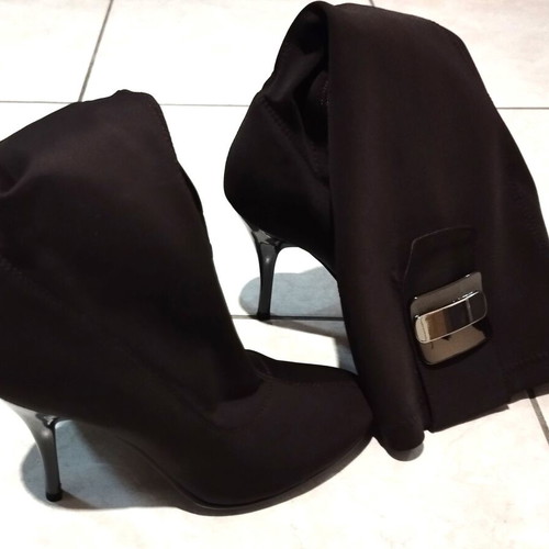 Boots like new with high heel and buckle design size 37