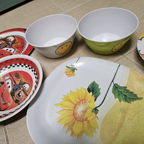 Plastic children's plates like new
