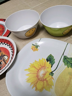 Plastic children's plates like new