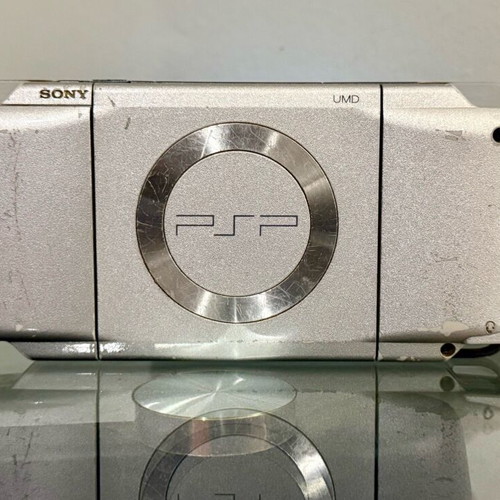Sony PSP-1000 ασημί σαν καινούργιο με WiFi, μπαταρία και φορτιστή USB