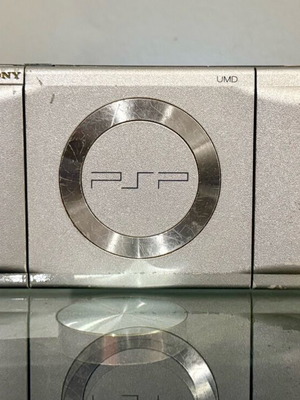 Sony PSP-1000 ασημί σαν καινούργιο με WiFi, μπαταρία και φορτιστή USB