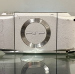 Sony PSP-1000 ασημί σαν καινούργιο με WiFi, μπαταρία και φορτιστή USB