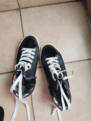 Παπούτσια sneakers μεταχειρισμένα, μέγεθος 36, μαύρα, με ελάττωμα