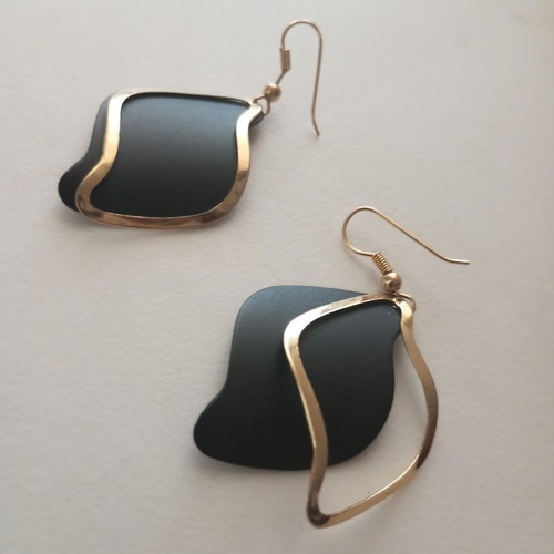 Dangling earrings new with black matte and gold details